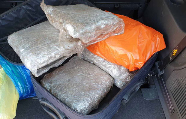 У становима и колима држали килограме дроге свих врста, оружје и муницију: Ухапшена двојица Београђана (ФОТО, ВИДЕО)